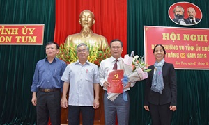 Kon Tum trao quyết định chuẩn y Trưởng Ban Tổ chức Tỉnh ủy tham gia Ban Thường vụ Tỉnh ủy